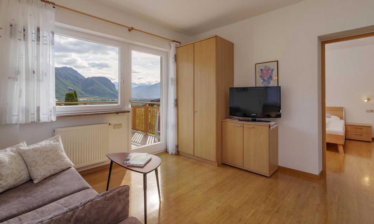 Ferienwohnung Wieserhof Andrian Appartement Nr. 1 Typ B mit moderner Einrichtung und gemütlichem Wohnbereich