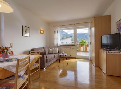 Appartamento vacanze moderno con soggiorno luminoso e cucina attrezzata al Wieserhof Andriano in Alto Adige