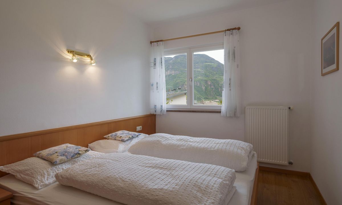 Ferienwohnung Wieserhof Andrian Appartement Nr. 5 Typ A modernes Wohnzimmer mit Küche und Panoramafenster
