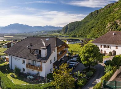 Vista esterna degli appartamenti Wieserhof ad Andriano sulla Strada del Vino dell’Alto Adige