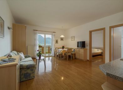 Appartamento vacanze Wieserhof Andriano, soggiorno moderno con cucina e vista panoramica