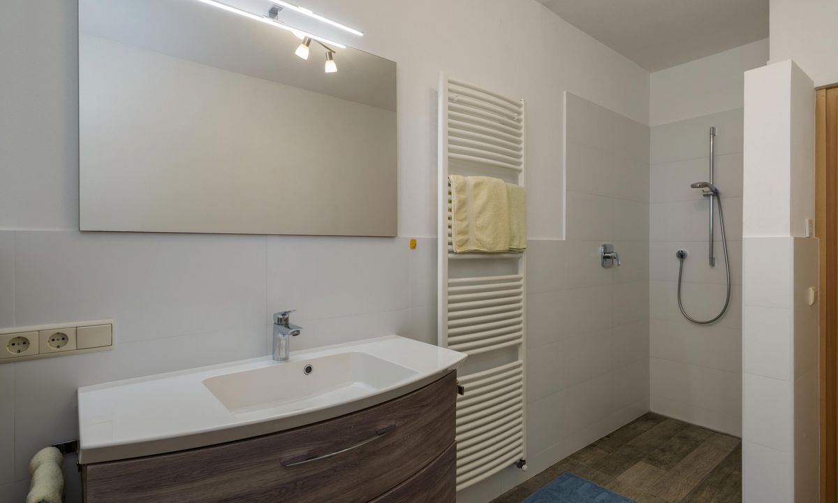 Ferienwohnung Wieserhof Andrian Appartement Nr. 3 Typ C Wohnzimmer mit moderner Einrichtung