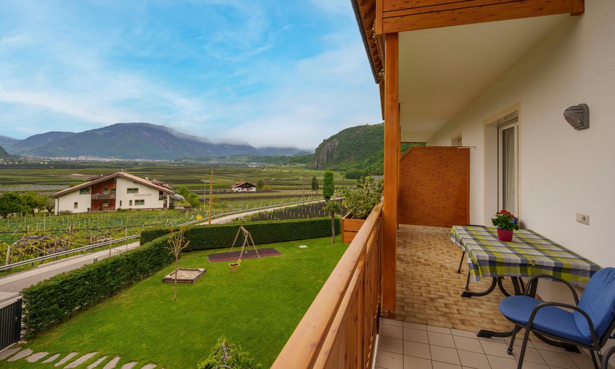 Moderne Ferienwohnung mit Balkon und Bergblick im Wieserhof Andrian