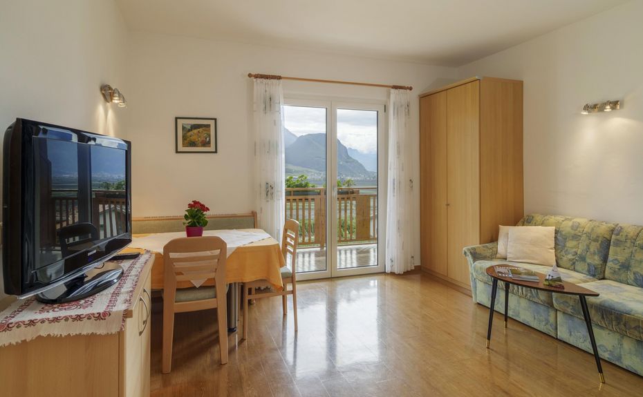 Helle Ferienwohnung mit moderner Küche und gemütlichem Essbereich im Wieserhof Andrian