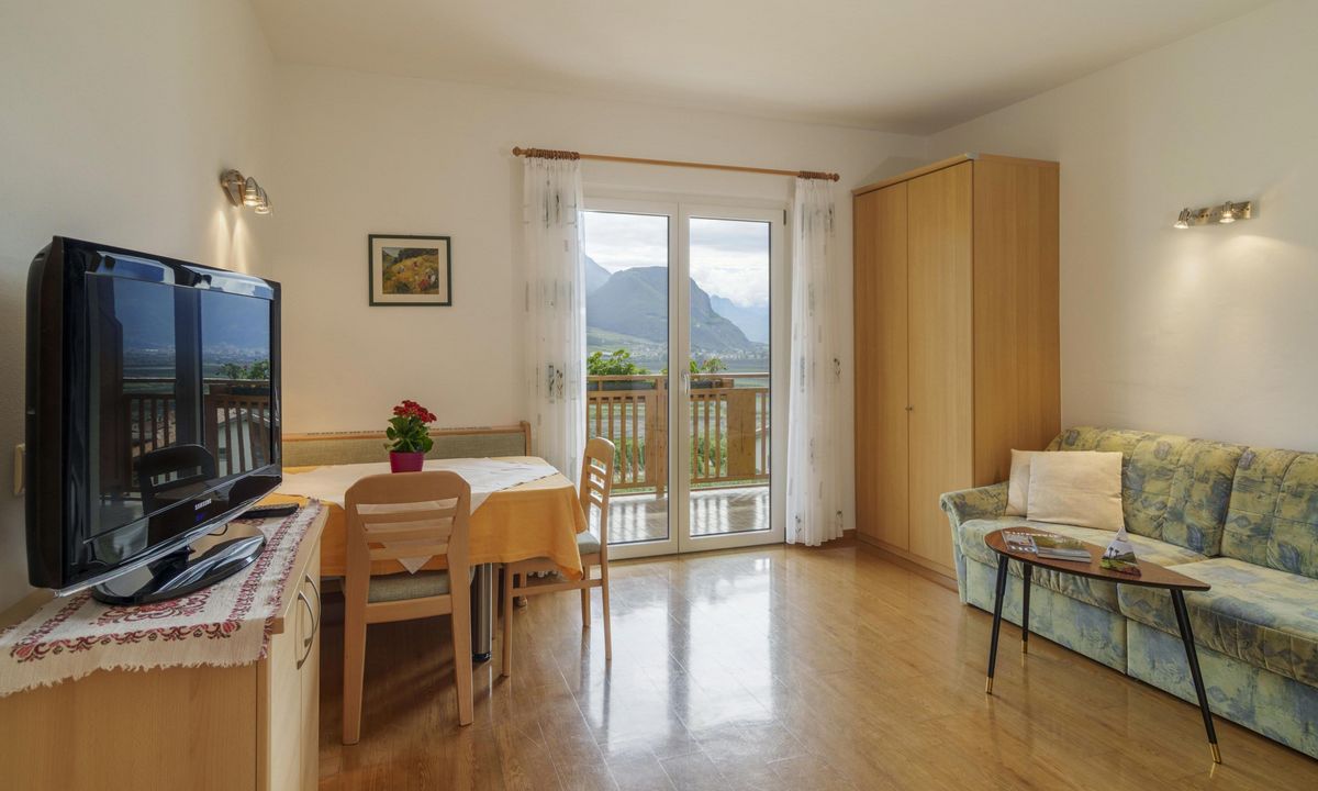 Helle Ferienwohnung mit moderner Küche und Essbereich im Wieserhof Andrian