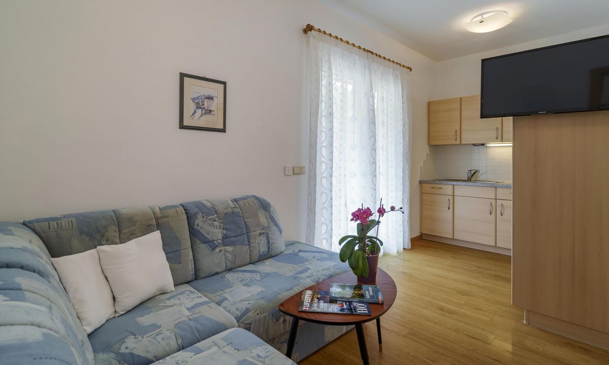 Ferienwohnung Wieserhof Andrian Appartement Nr. 8 Typ D modern eingerichtetes Wohnzimmer mit Küche