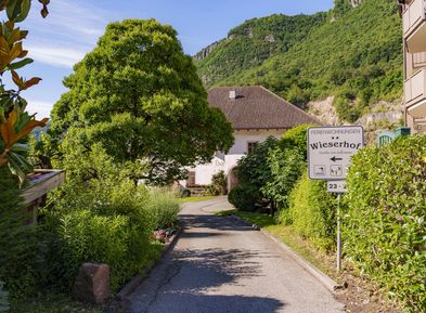 Ingresso del maso Wieserhof con appartamenti vacanze ad Andriano, Alto Adige