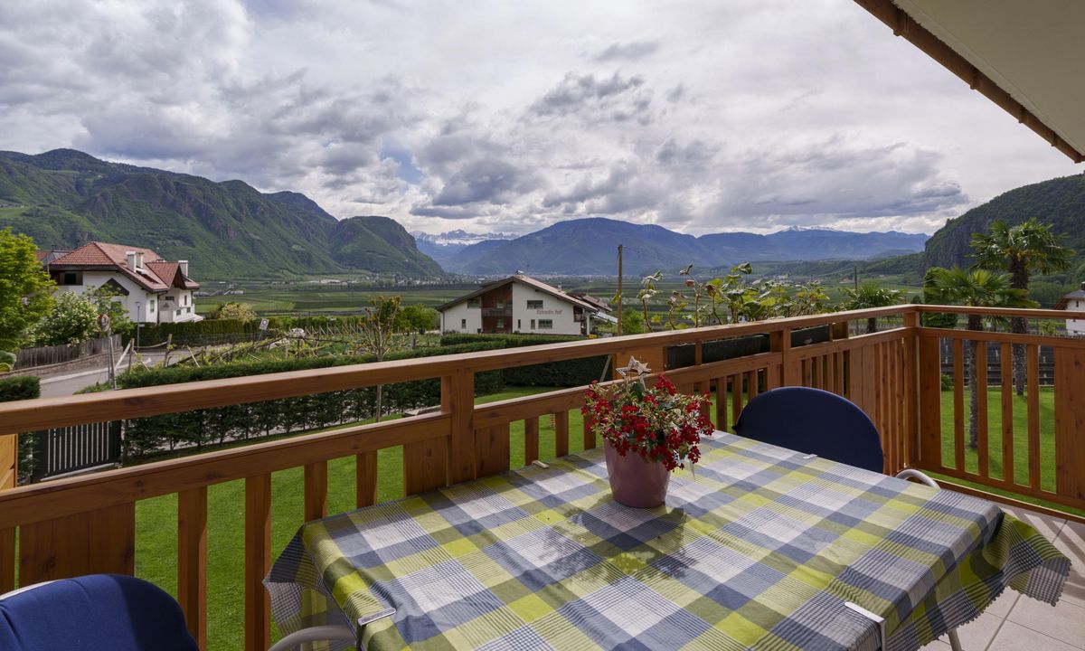 Helles Wohnzimmer einer Ferienwohnung mit moderner Einrichtung im Wieserhof Andrian