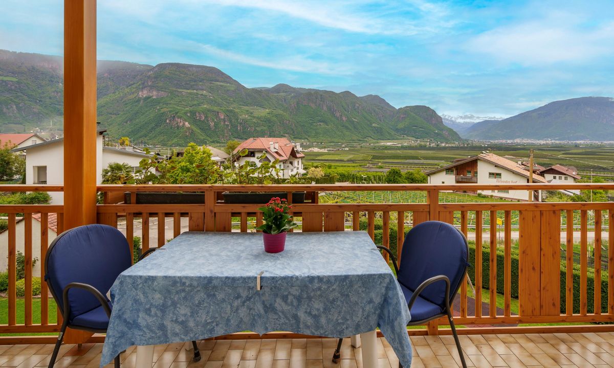 Moderne Ferienwohnung mit Balkon und Bergblick im Wieserhof Andrian