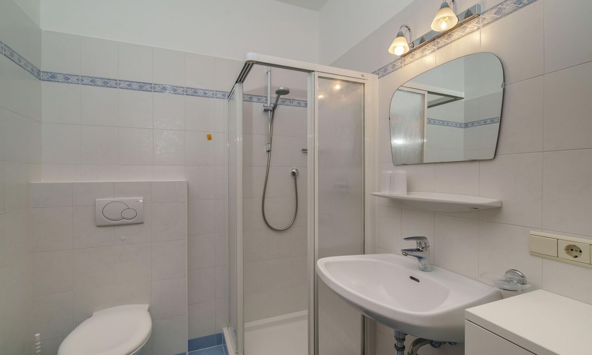 Ferienwohnung Wieserhof Andrian Appartement Nr. 8 Typ D modernes Schlafzimmer mit Doppelbett und Balkon