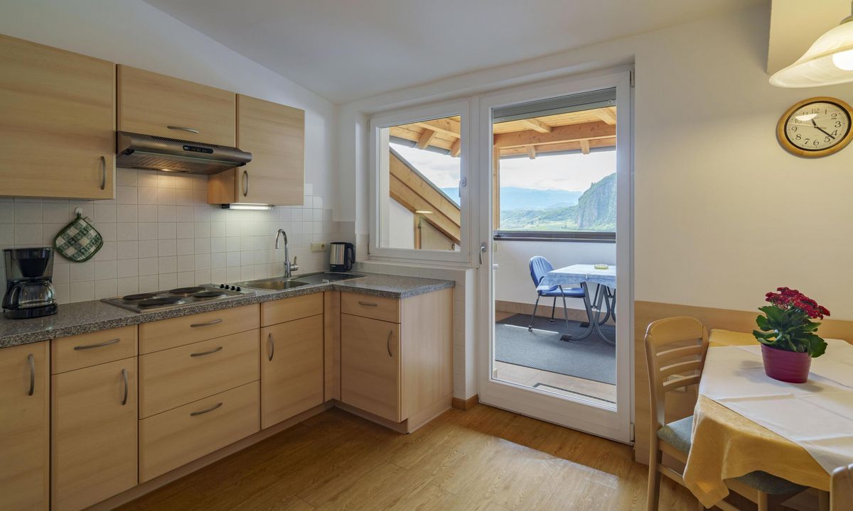 Ferienwohnung Wieserhof Andrian Appartement Nr. 12 Typ B modernes Wohnzimmer mit Küche und Balkon