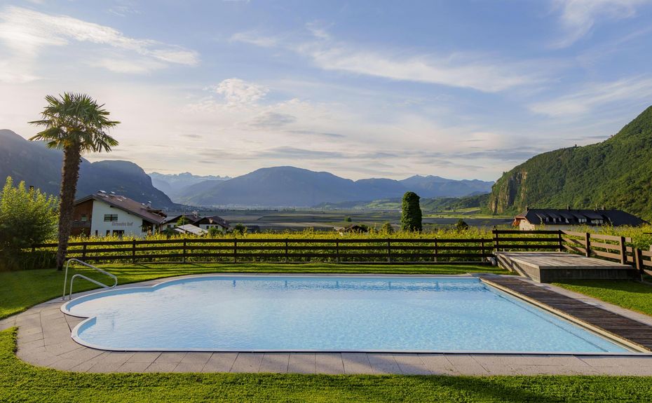 Ferienwohnungen Wieserhof mit Pool, Liegewiese und Dolomitenblick in Andrian