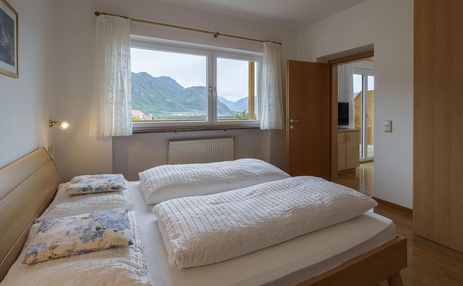 Ferienwohnung Wieserhof Andrian Appartement Nr. 4 Typ B modern eingerichtetes Wohnzimmer mit Küche