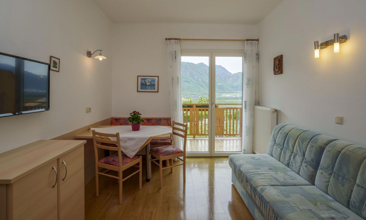 Ferienwohnung Appartement Nr. 5 Typ A im Wieserhof Andrian mit moderner Einrichtung und Balkon