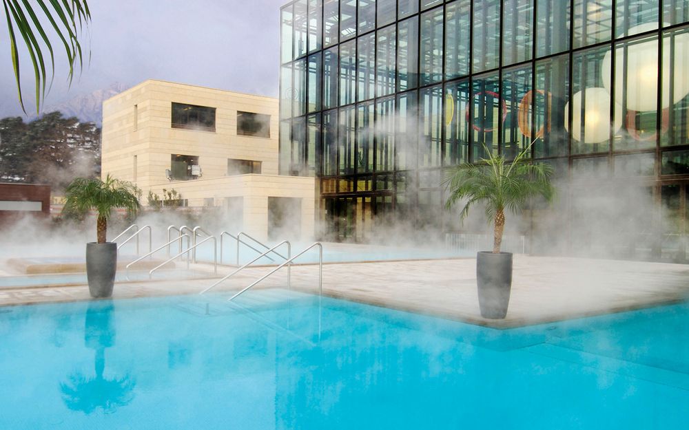 Frau beim Wandern in den Bergen rund um den Wieserhof Andrian in Südtirol
