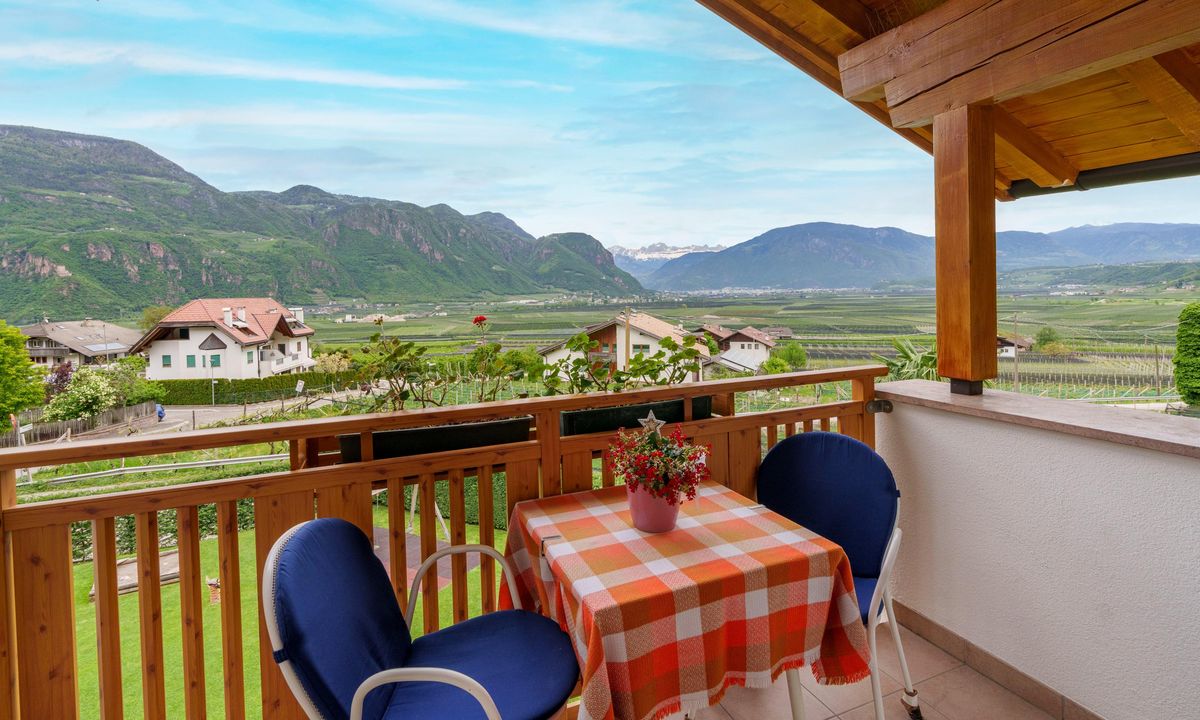 Moderne Ferienwohnung mit Holzbalkon und Panoramablick im Wieserhof Andrian, Südtirol