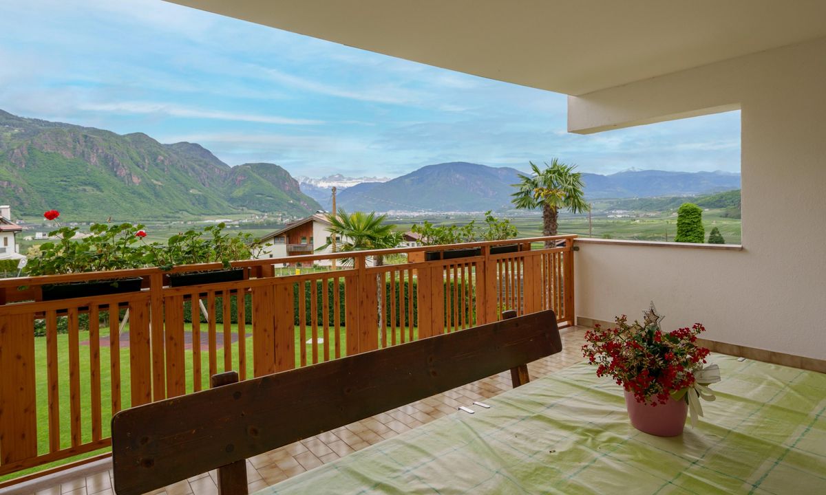 Moderne Ferienwohnung mit Balkon und Bergblick im Wieserhof Andrian Südtirol