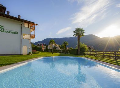 Piscina all'aperto con prato e giardino presso gli appartamenti Wieserhof ad Andriano