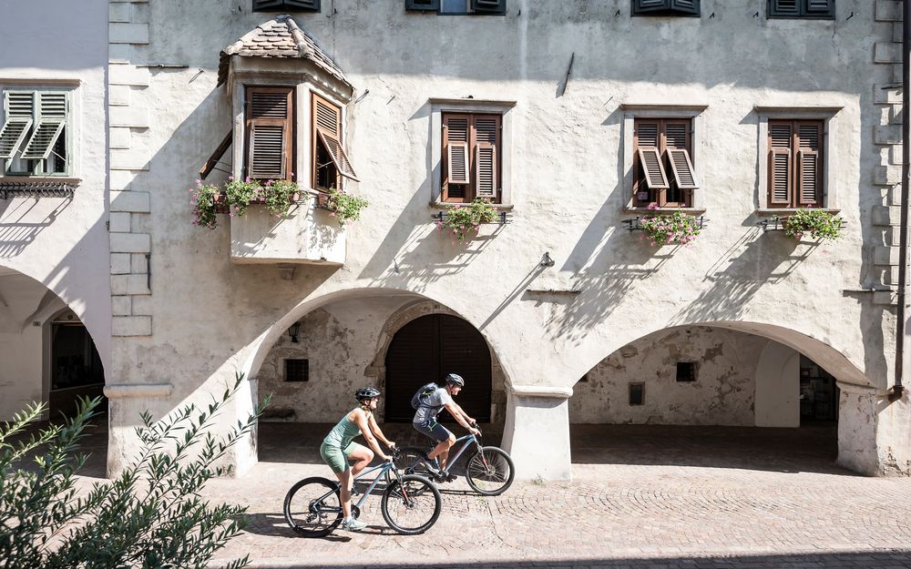 Zwei Mountainbiker fahren auf einem Waldweg in der Natur nahe dem Wieserhof Andrian in Südtirol