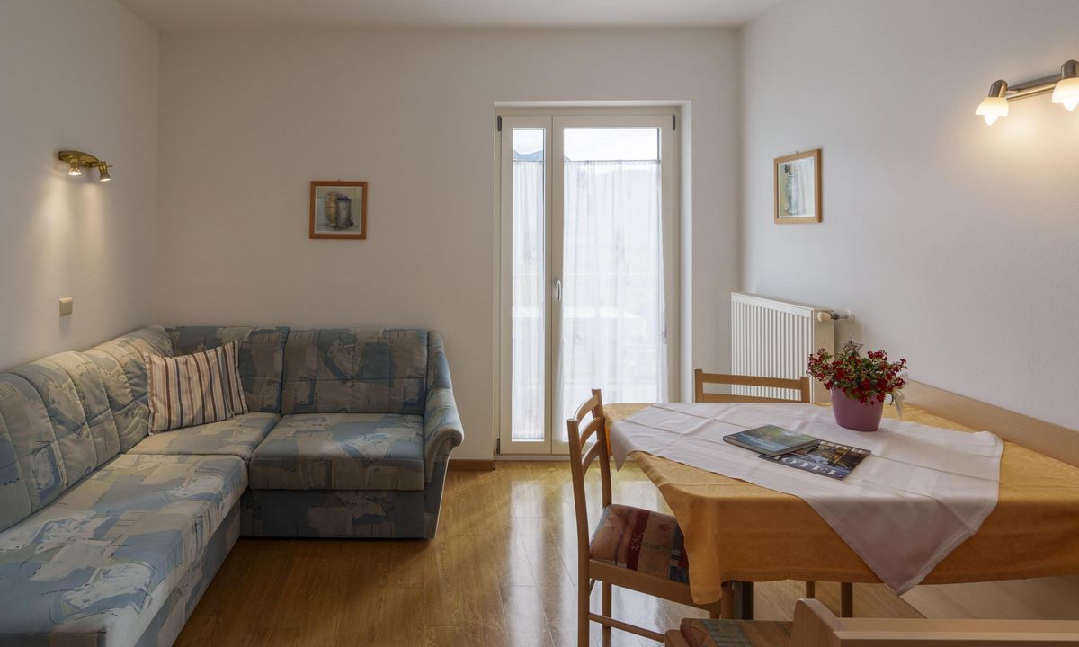 Ferienwohnung Wieserhof Andrian Appartement Nr. 2 Typ B modernes Schlafzimmer mit Balkon und Bergblick