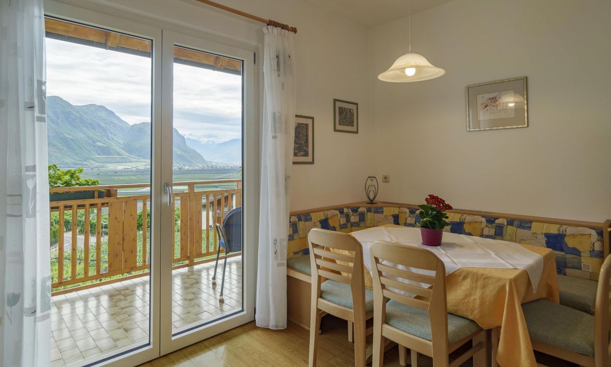 Ferienwohnung Wieserhof Andrian Appartement Nr. 11 Typ B modernes Wohnzimmer mit Bergblick