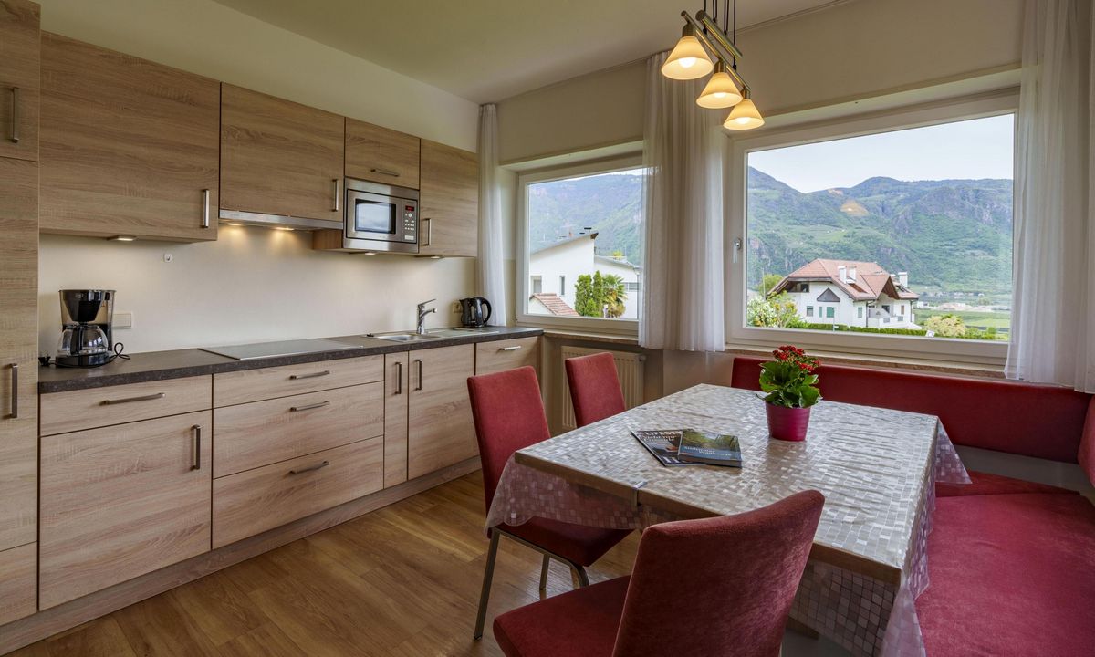 Ferienwohnung Wieserhof Andrian Appartement Nr. 3 Typ C modernes Wohnzimmer mit Küche und Balkon