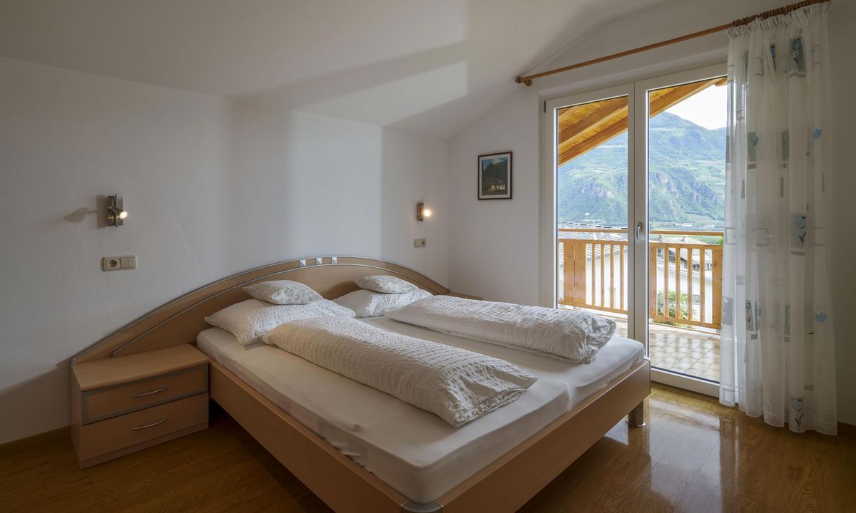 Moderne Ferienwohnung mit Balkon und Bergblick im Wieserhof Andrian