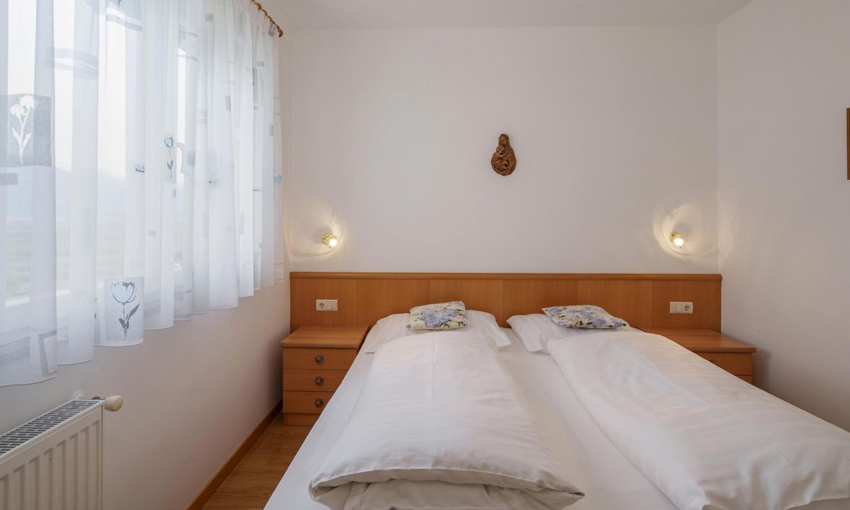 Ferienwohnung Wieserhof Andrian Appartement Nr. 6 Typ A modernes Wohnzimmer mit Küche und Bergblick