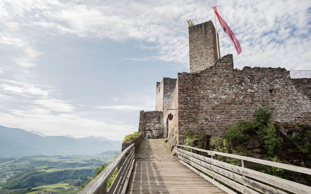 Frau beim Wandern in den Bergen rund um Andrian in Südtirol im Sommer