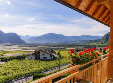 Vista dal balcone del Wieserhof sulle Dolomiti e la Strada del Vino dell'Alto Adige, circondata da meleti ad Andriano