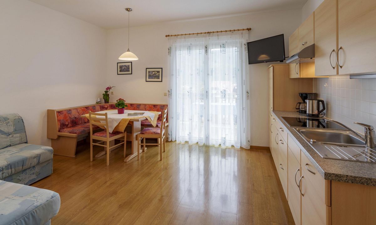 Ferienwohnung Wieserhof Andrian Appartement Nr. 6 Typ A mit moderner Einrichtung und Balkon