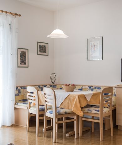 Appartamento vacanze Wieserhof Andriano Tipo B soggiorno luminoso con cucina Appartamento vacanze Wieserhof Andriano Tipo B soggiorno luminoso con cucina