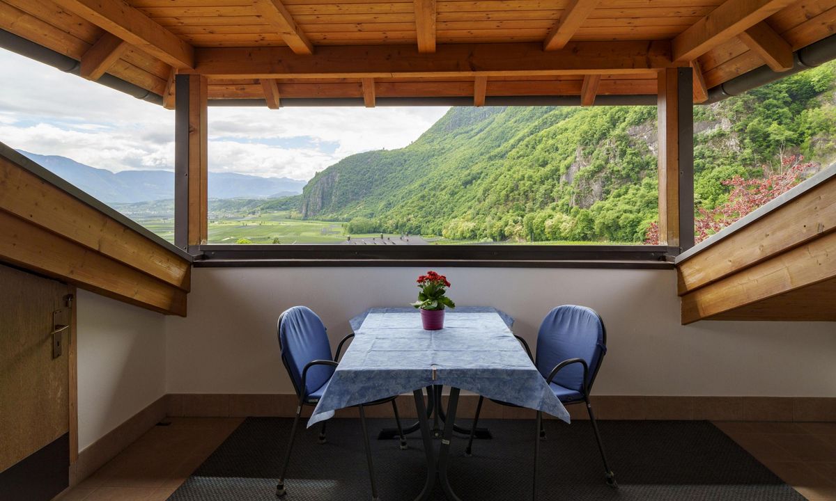 Ferienwohnung Wieserhof Andrian Appartement Nr. 12 Typ B modernes Wohnzimmer mit Bergblick