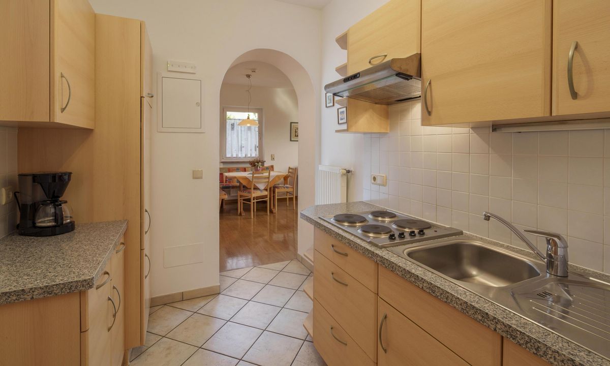 Ferienwohnung Wieserhof Andrian Appartement Nr. 1 Typ B modernes Wohnzimmer mit Küche und Balkon