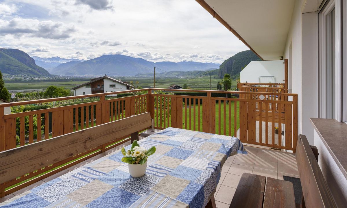 Helles Wohnzimmer mit moderner Küche und Esstisch in Ferienwohnung Wieserhof Andrian