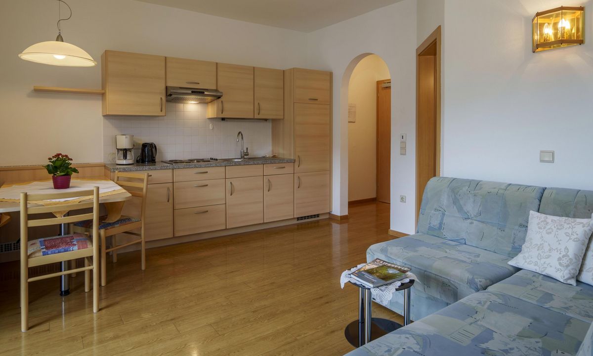 Ferienwohnung Wieserhof Andrian Appartement Nr. 4 Typ B modernes Schlafzimmer mit Blick auf die Berge