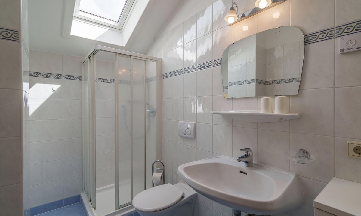 Ferienwohnung Wieserhof Andrian Appartement Nr. 10 Typ B modernes Wohnzimmer mit Balkon und Bergblick