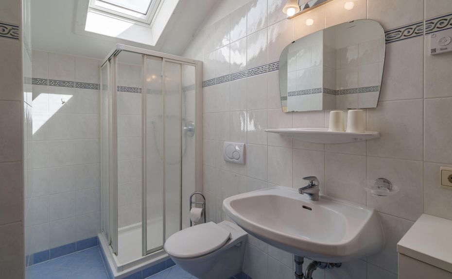 Helles Wohnzimmer einer Ferienwohnung mit moderner Einrichtung im Wieserhof Andrian, Südtirol