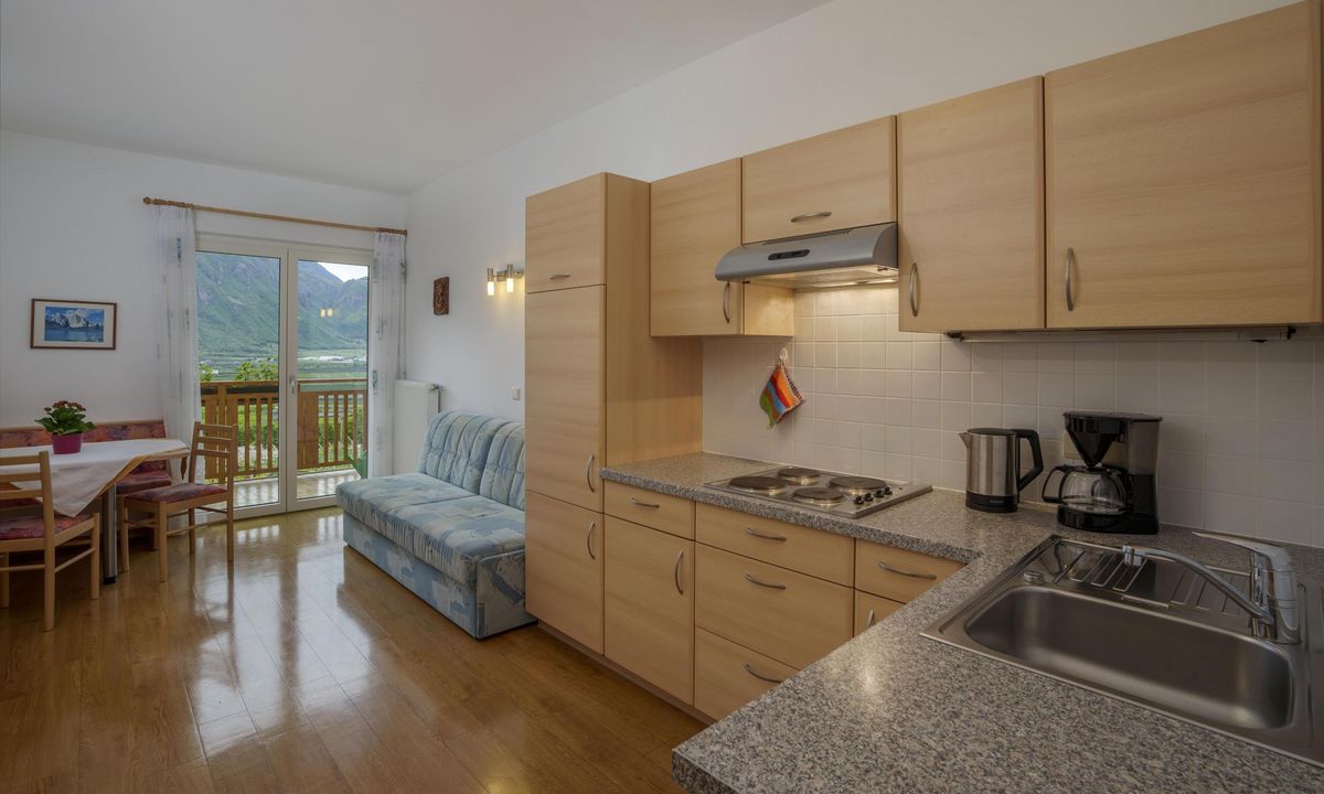 Ferienwohnung Wieserhof Andrian Appartement Nr. 5 Typ A modernes Wohnzimmer mit Küche und Balkon
