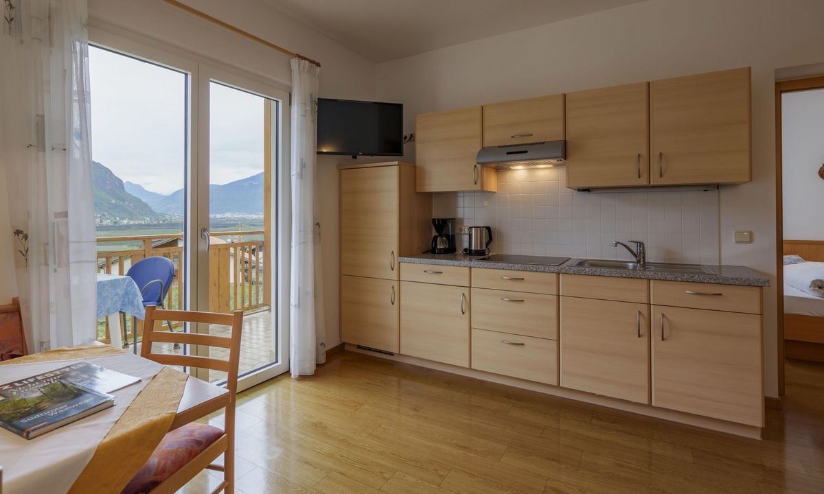 Ferienwohnung Wieserhof Andrian Appartement Nr. 6 Typ A modernes Schlafzimmer mit Doppelbett und Balkon