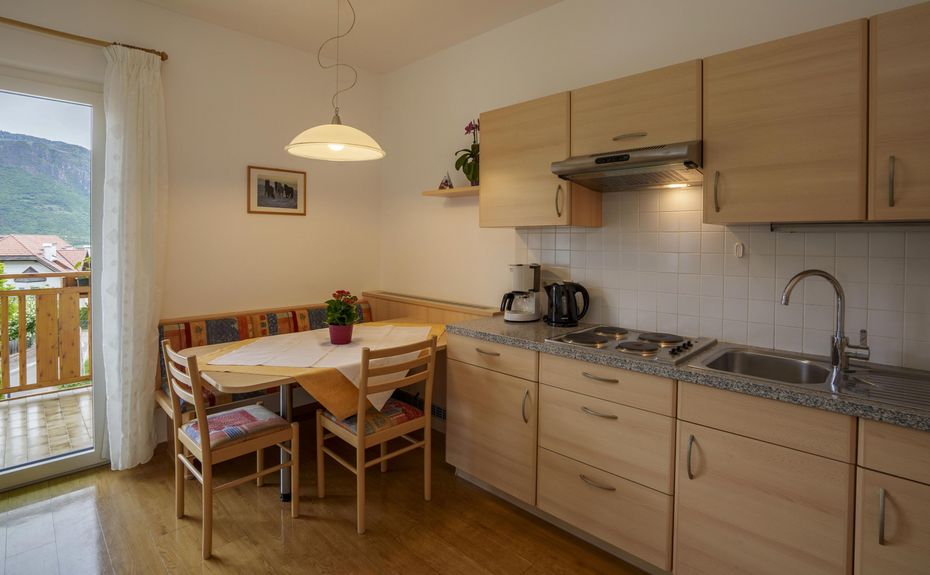 Moderne Ferienwohnung mit Holzmöbeln und Panoramablick im Wieserhof Andrian