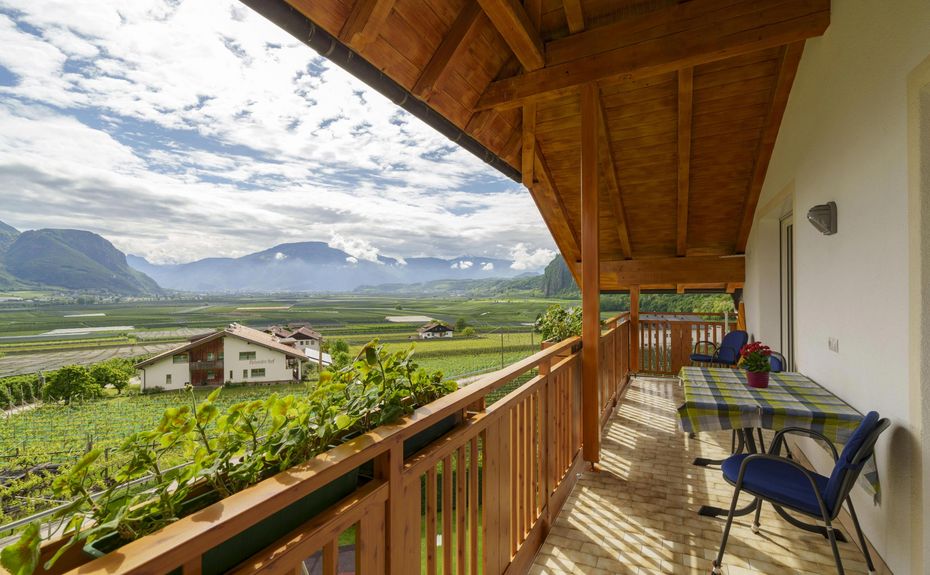 Ferienwohnung Wieserhof Andrian Appartement Nr. 10 Typ B modernes Wohnzimmer mit Balkon und Bergblick