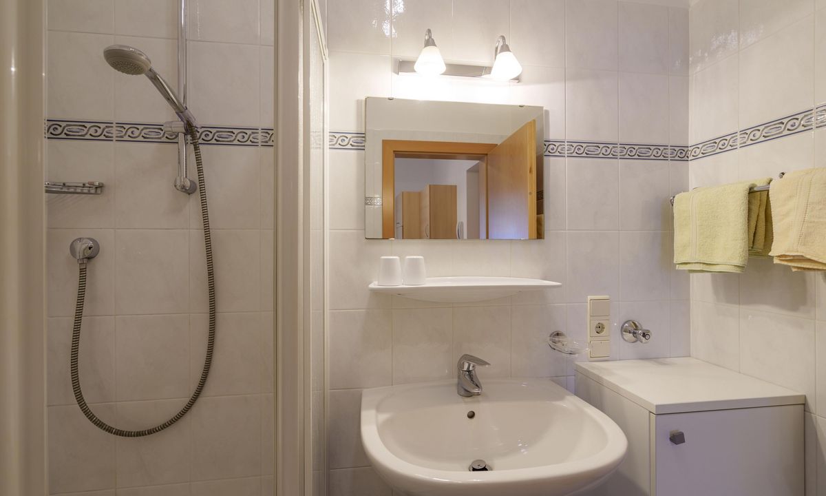 Ferienwohnung Wieserhof Andrian Appartement Nr. 1 Typ B modernes Wohnzimmer mit Küche und Balkon