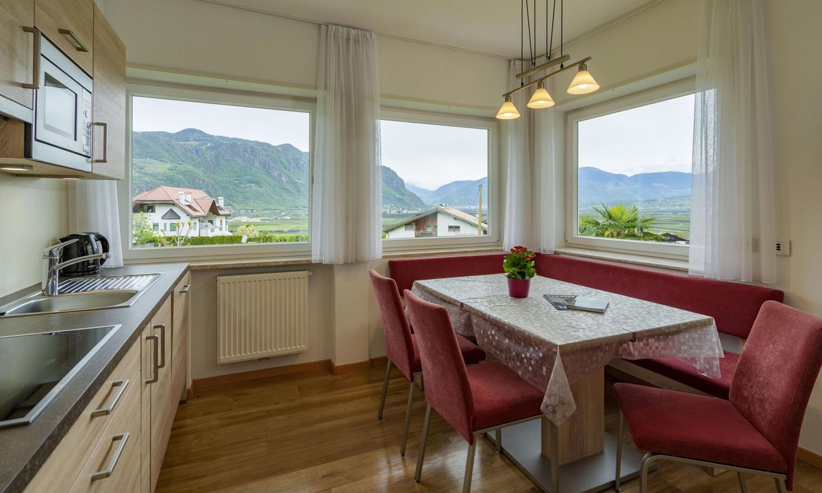 Ferienwohnung Wieserhof Andrian Appartement Nr. 3 Typ C modernes Wohnzimmer mit Küche und Essbereich