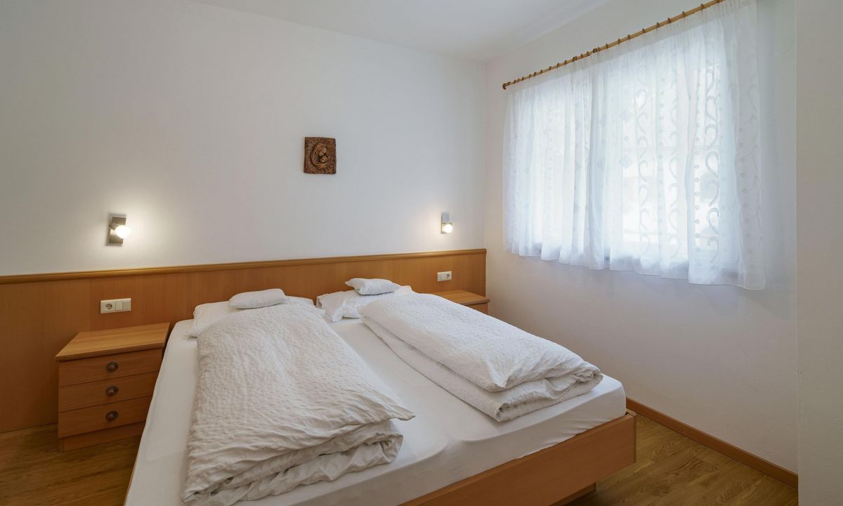 Ferienwohnung Wieserhof Andrian Appartement Nr. 8 Typ D modernes Wohnzimmer mit Küche und Balkon