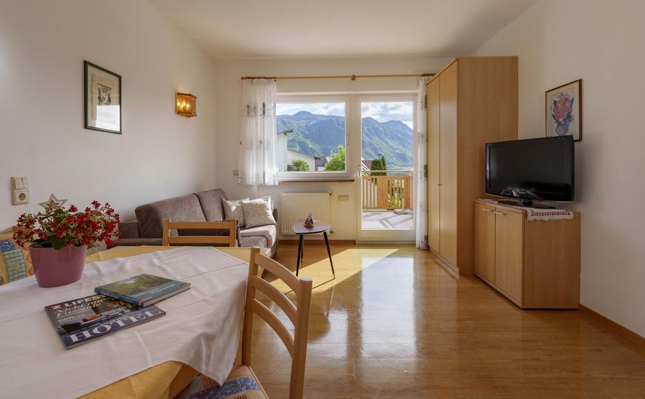 Ferienwohnung Wieserhof Andrian Appartement Nr. 1 Typ B modernes Wohnzimmer mit Küche und Balkon