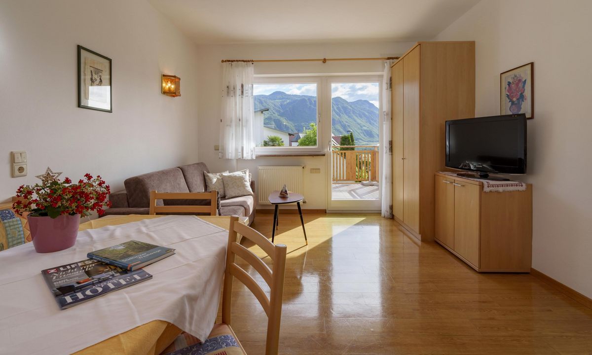 Ferienwohnung Wieserhof Andrian Appartement Nr. 1 Typ B modernes Schlafzimmer mit Doppelbett und Balkon