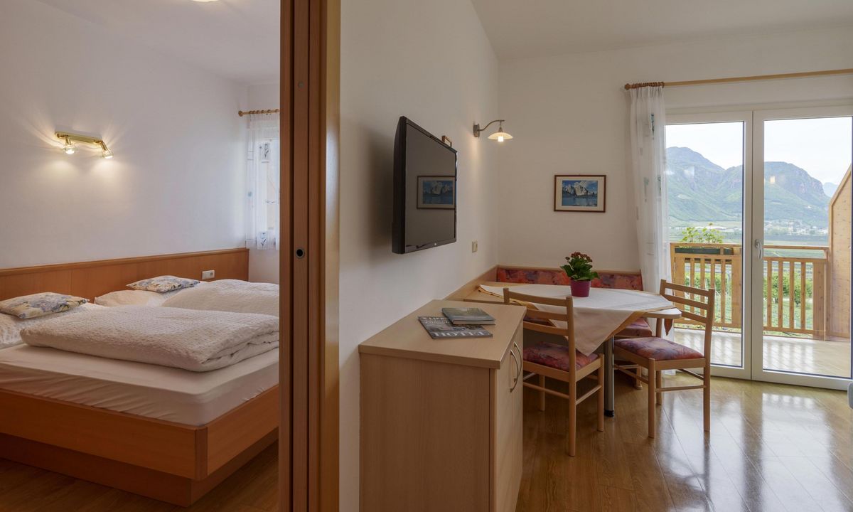 Ferienwohnung Wieserhof Andrian Appartement Nr. 5 Typ A modernes Wohnzimmer mit Bergblick