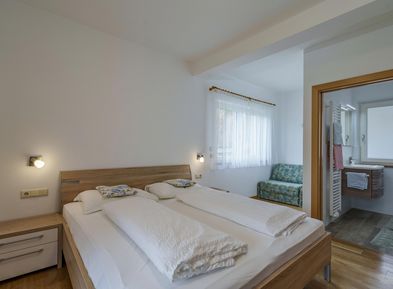 Appartamento vacanze Wieserhof Andriano soggiorno moderno con cucina e vista sulle montagne