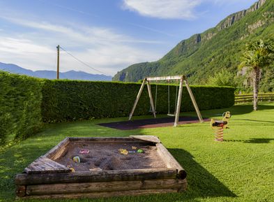 Appartamenti Wieserhof con giardino e parco giochi per bambini a Andriano, vacanze in famiglia sulla Strada del Vino dell'Alto Adige
